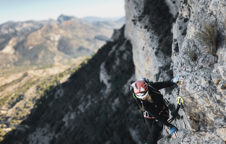 Escala la vía ferrata de Norte del Cid en Alicante con Montania Adventures