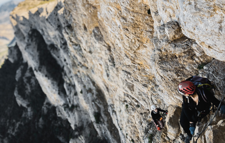 Escala la vía ferrata de Norte del Cid en Alicante con Montania Adventures