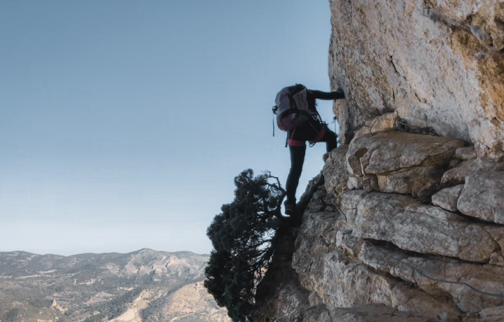 Escala la vía ferrata de Norte del Cid en Alicante con Montania Adventures