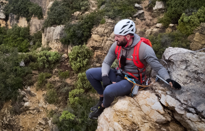 Escala la vía ferrata de la Lámpara en Valencia con Montania Adventures