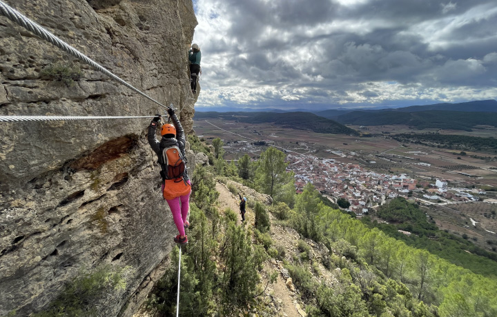 Escala la vía ferrata de la Lámpara en Valencia con Montania Adventures