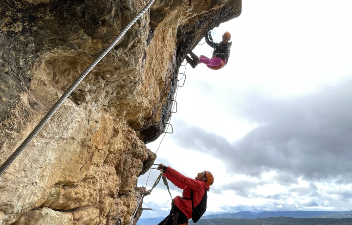 Escala la vía ferrata de la Lámpara en Valencia con Montania Adventures