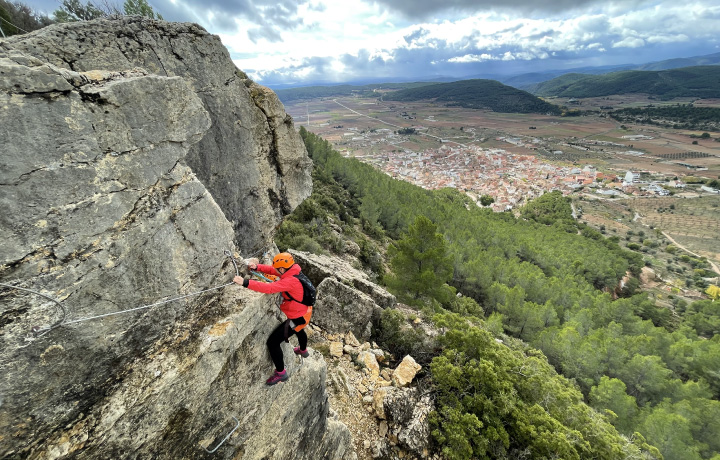 Escala la vía ferrata de la Lámpara en Valencia con Montania Adventures