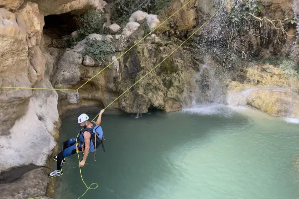 Barranquista realizando rápel guiado en la Cueva del Turche en Buñol